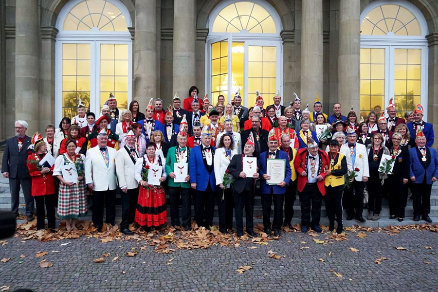 Gruppenbild vor dem neuen Schloss in Stuttgart 2018 mit Ordensträgern