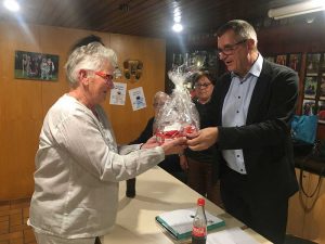 Geschenkübergabe an Monika Keller an der Jahreshauptversammlung 2022 von Präsident Udo Dölker vom Froher Faschingsclub Gerlingen e. V.