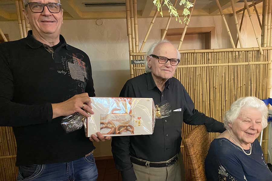 Udo Dölker dankt Ehrenmitglied Adolf Singer im Little Vietnam