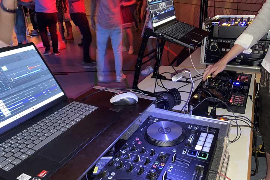 DJ Pult 30 Jahre Kreuzbachhalle Iptingen Oktoberfest 2023