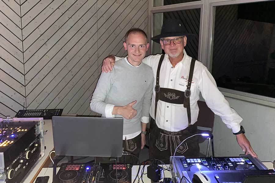 DJ Tom und DJ Siggi auf dem Oktoberfest 2023 in der Iptinger Kreuzbachhalle