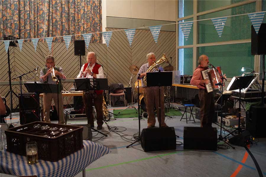 Unterhaltungsmusik der Band D’gloi B’setzong auf dem Iptinger Oktoberfest 2023
