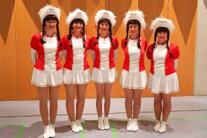 Die Elferratsgarde vor dem Bühnenauftritt