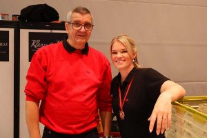 Ex-Präsident und Ex-Prinzessin vom Frohen Faschingsclub Gerlingen am Getränkestand