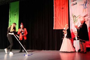 Fleißiger Putzteufel auf der Bühne