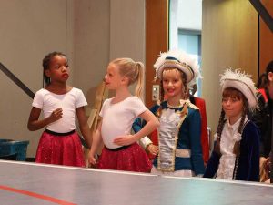 Froher Faschingsclub Gerlingen Solisten Tänzerinnen vor dem Auftritt