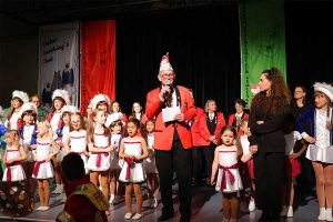 Siggi Mayer begrüßt die Gäste