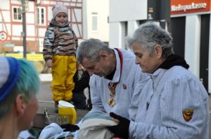 Maskenmeister Udo Dölker bei der Maskentaufe 2025