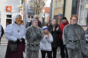 Besucher der Gerlinger Maskentaufe 2025