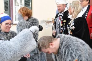 Die traditionsreiche Gerlinger Maskentaufe 2025 am Urbanbrunnen