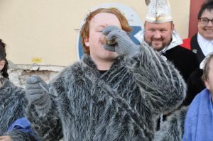 Maskentrunk am Gerlinger Urbanbrunnen