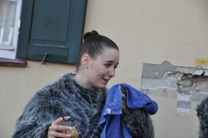 Man hat Spaß bei der Maskentaufe