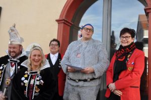 Daniel Pfoo eröffnet Maskentaufe 2025 am Gerlinger Urbanbrunnen