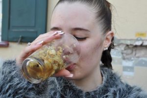 Maskentaufe mit Trunk am Urbanbrunnen in Gerlingen